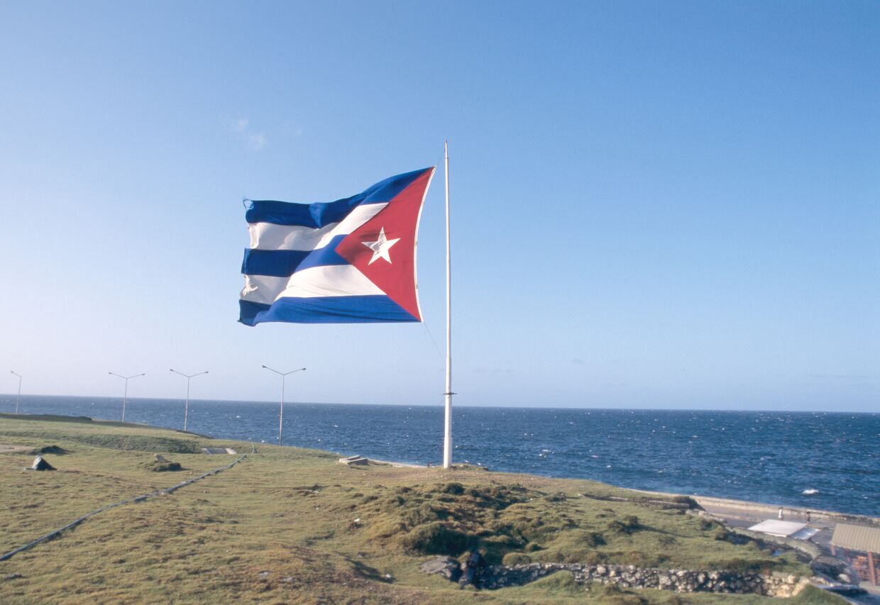 Кубинский флаг над набережной Маликон