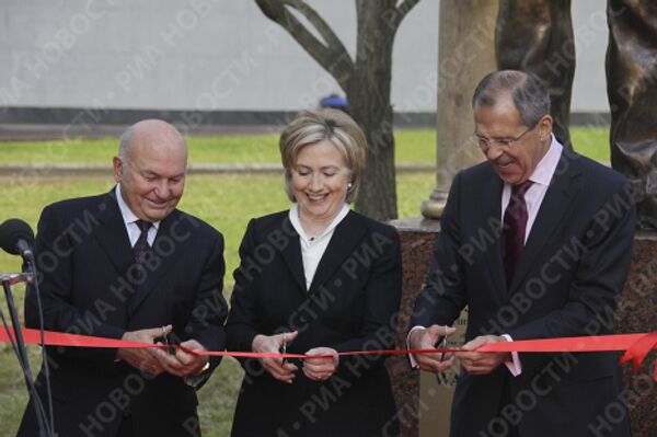 Ю.Лужков, Х.Клинтон и С.Лавров во время церемонии открытия памятника американскому поэту Уолту Уитмену