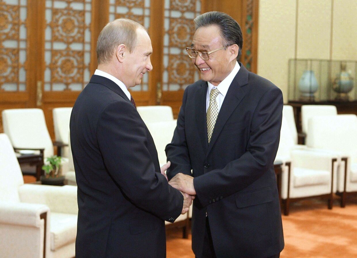 Премьер-министр РФ Владимир Путин встретился с У Банго