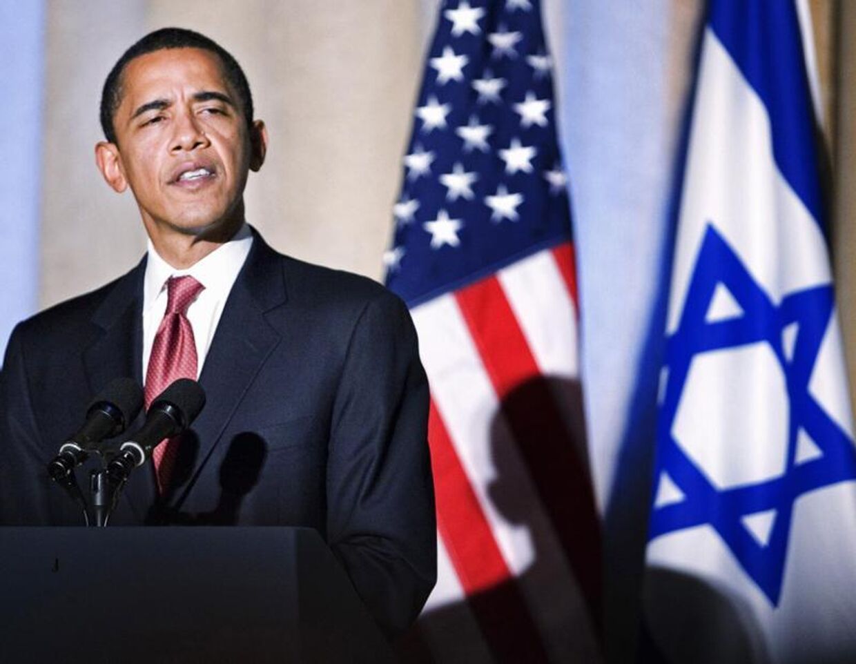 Обама на фоне флагов США и Израиля. Архив