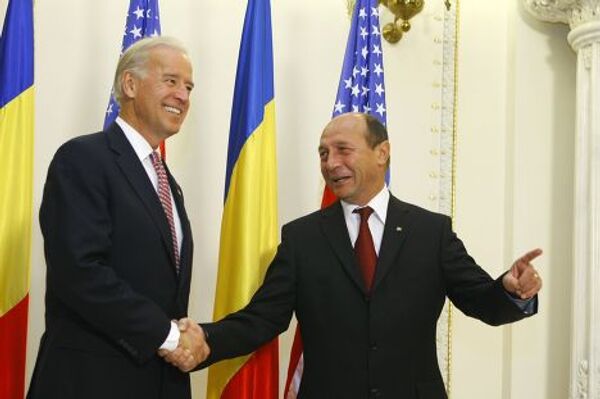 Траян Бэсеску приветствует вице-президента США Джозефа Байдена
