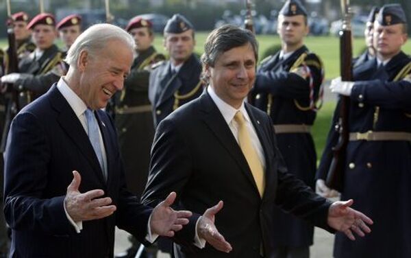 Премьер министр Чехии Ян Фишер приветствует вице-президента США Джозефа Байдена