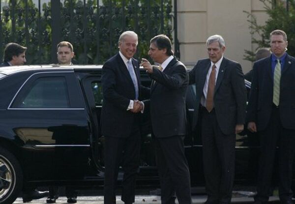 Премьер министр Чехии Ян Фишер встречает вице-президента США Джозефа Байдена в Праге