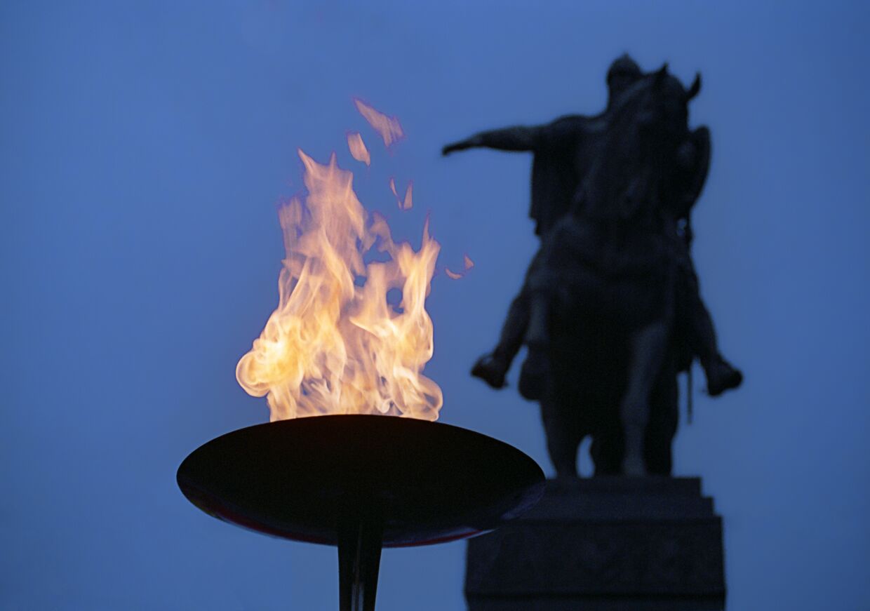Олимпийский огонь у памятника Юрию Долгорукому в Москве