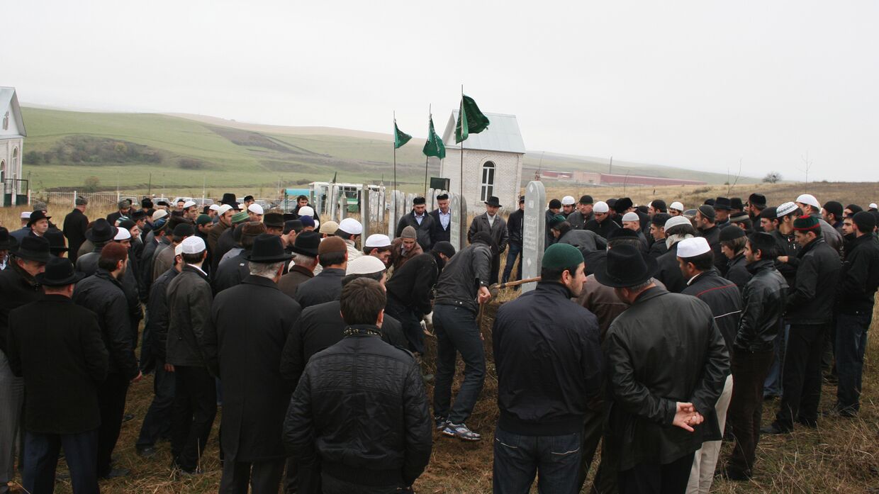 Похороны Макшарипа Аушева прошли на родовом кладбище в селении Сурхахи