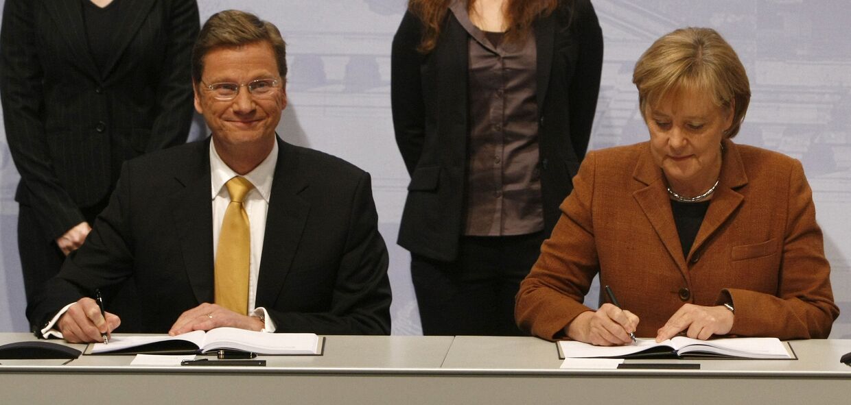 Гидо Вестервелли и Ангела Меркель подписываю соглашение правительства