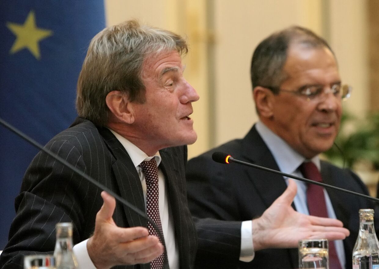 Бернар Кушнер и Сергей Лавров на встрече министров иностранных дел в рамках Постоянного совета партнерства Россия - ЕС