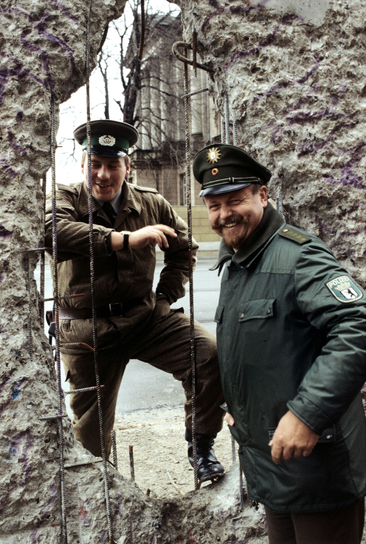 Пограничники ГДР и ФРГ у Берлинской стены