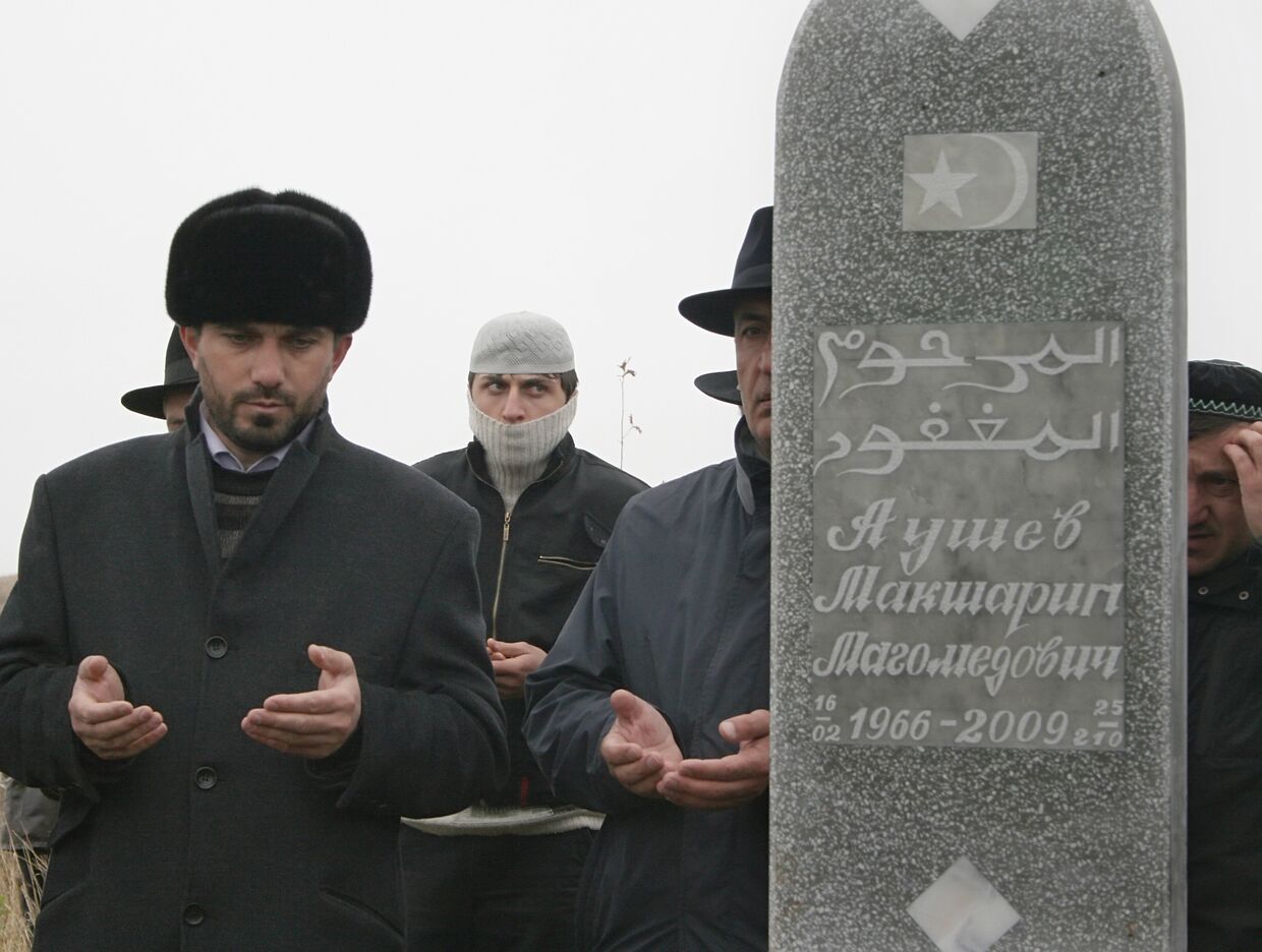 Похороны Макшарипа Аушева прошли на родовом кладбище в селении Сурхахи