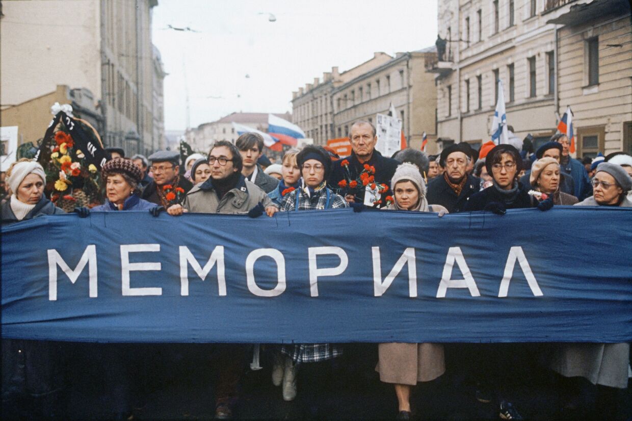 Бывшие репрессированные и их родственники в День политзаключенного на Лубянской площади в Москве  