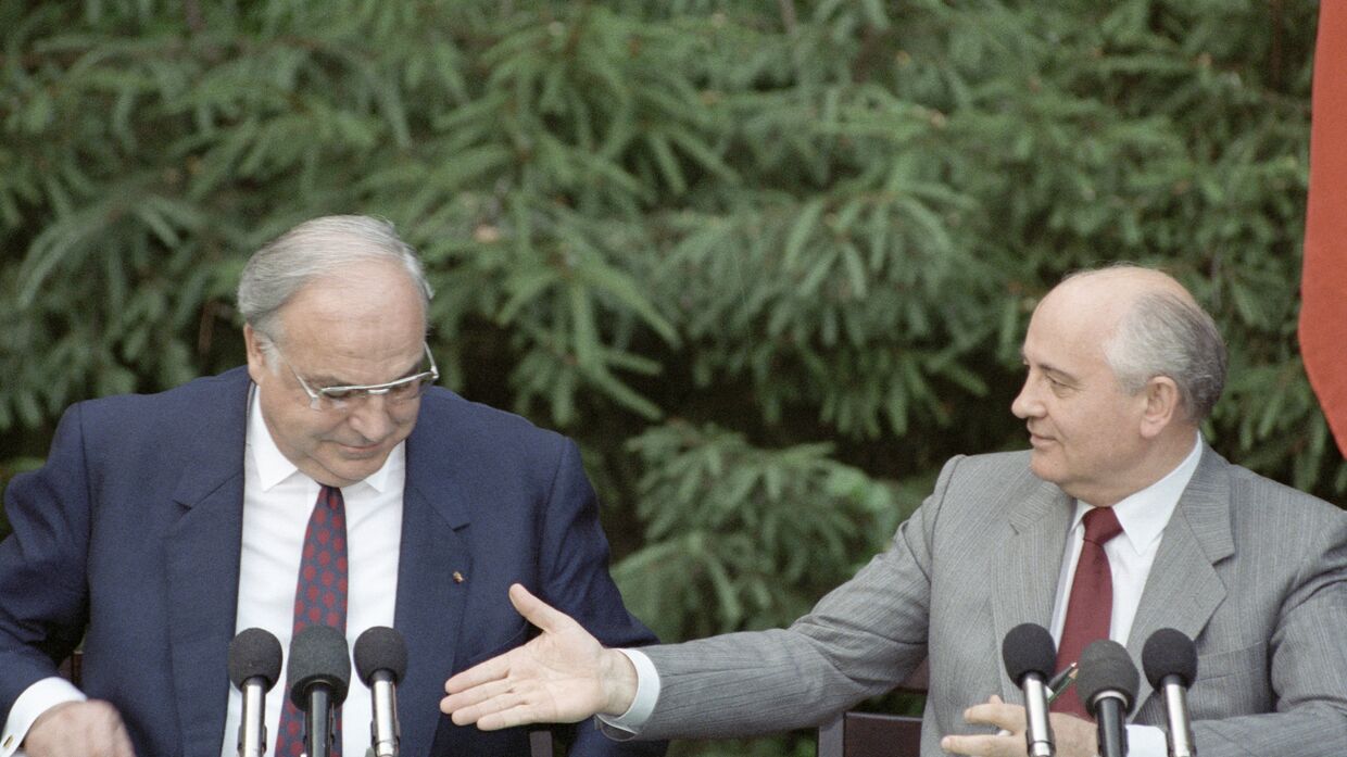 Президень СССР М. Горбачев и Федеральный канцлер ФРГ Г. Коль