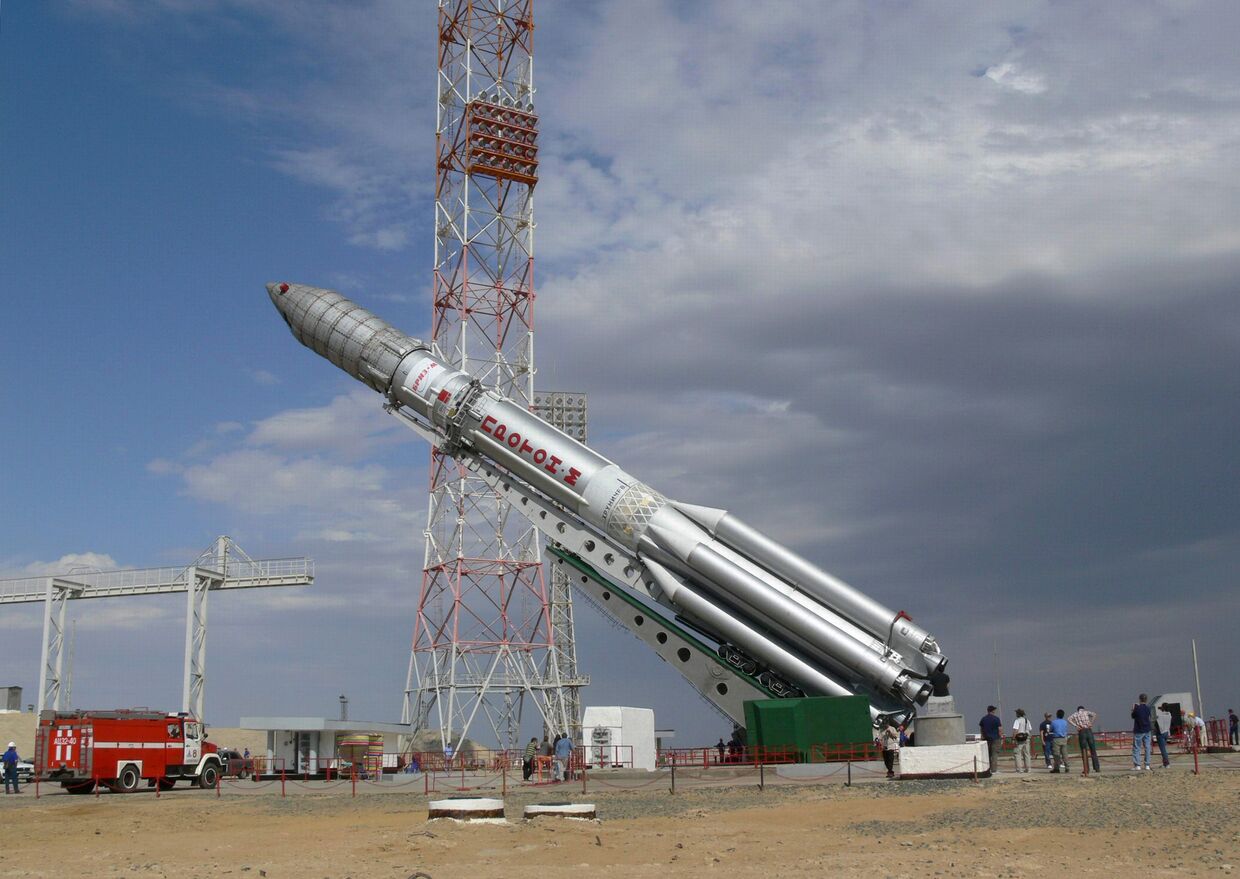 Подготовка к запуску российской ракеты Протон со спутником Sirius FM5