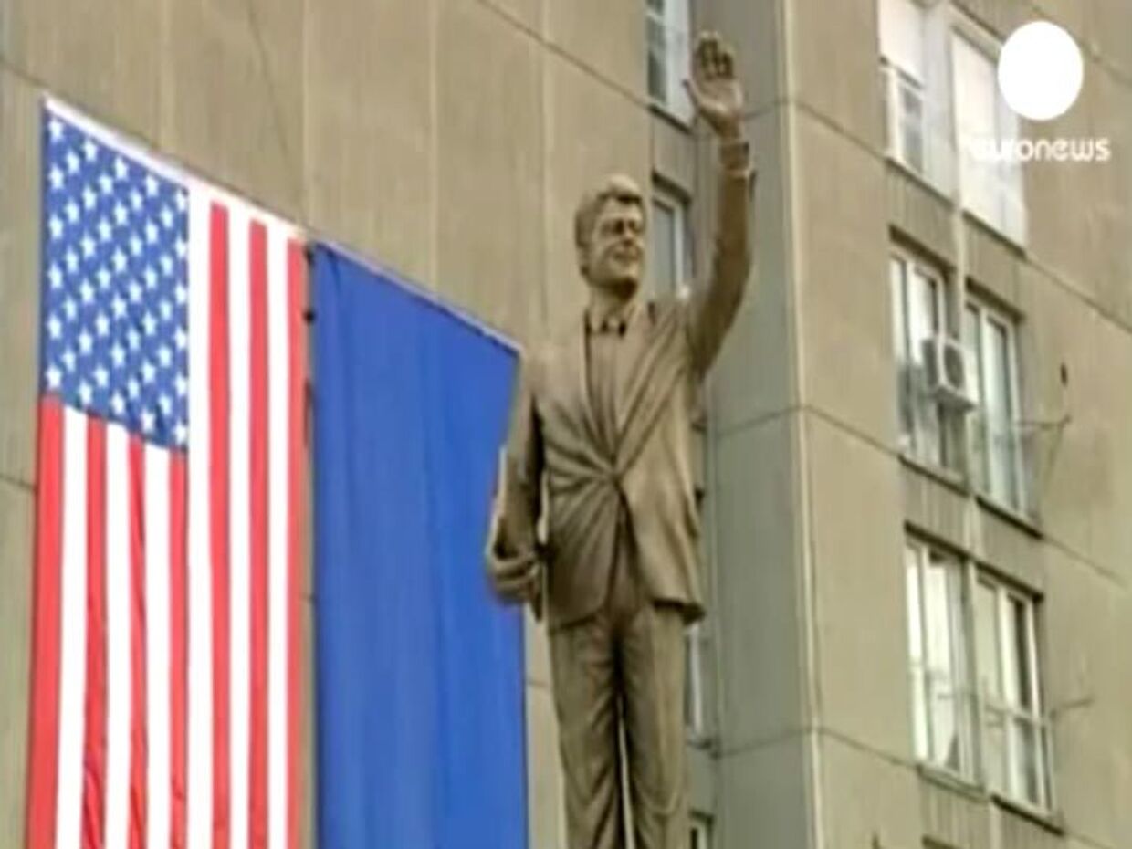 ИноСМИ  Памятник Биллу Клинтону
