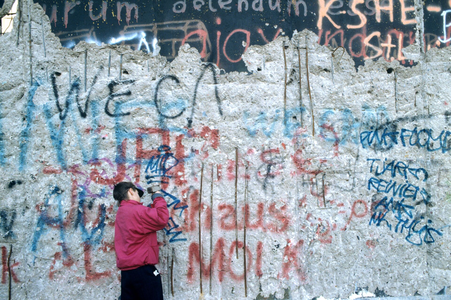 Стены стали стенами песня. Берлинская стена 2022. Берлинская стена разрушение. Кусочек Берлинской стены. Мемориал Берлинской стены в Берлине.