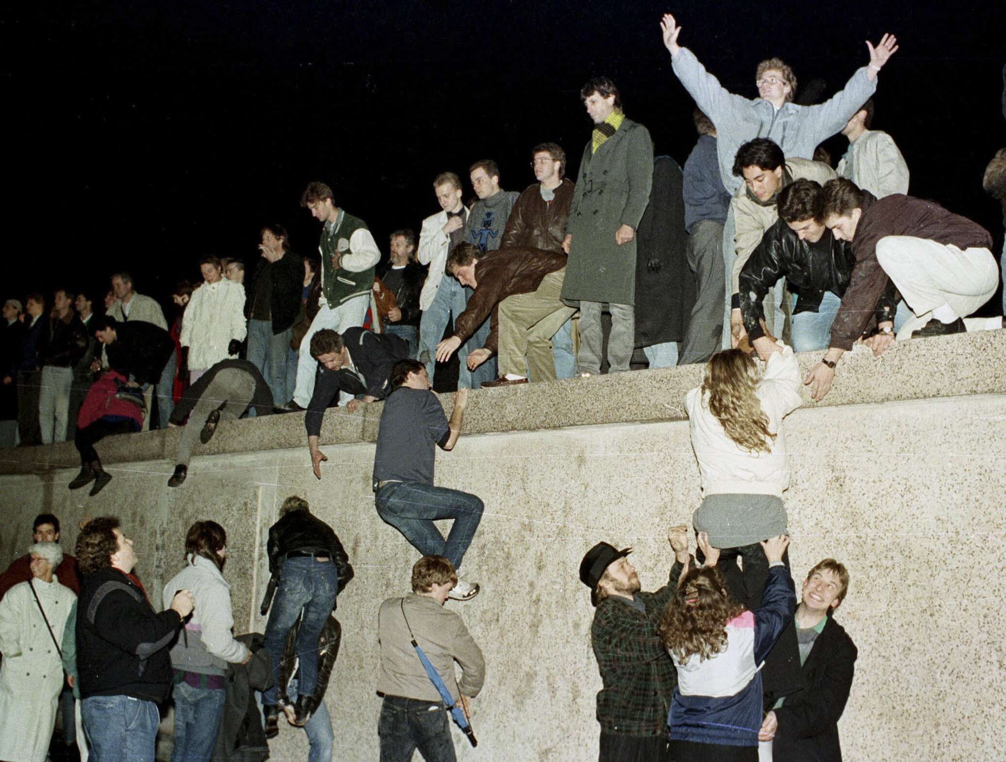 В каком году рухнула берлинская стена год. Берлинская стена 1989. Падение Берлинской стены 1989. 9 Ноября рухнула Берлинская стена. 9 Ноября 1989 г рухнула Берлинская стена.