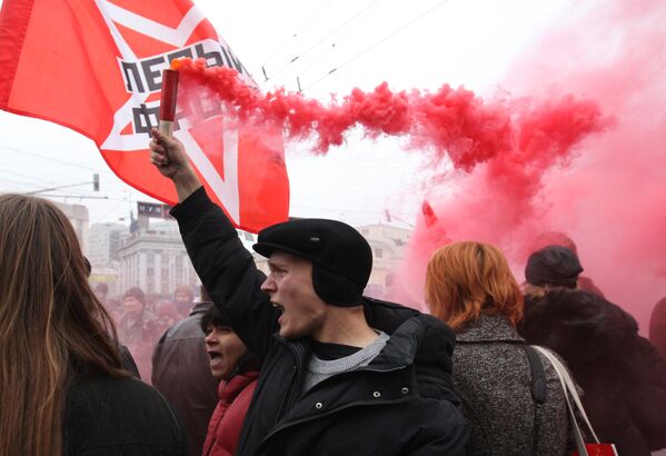 Активисты движения Левый фронт приняли участие в шествии коммунистов