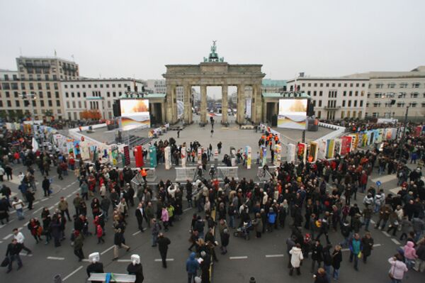 Жители Берлина у Бранденбургских ворот на Парижской площади