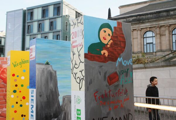 Инсталляция, созданная на месте Берлинской стены