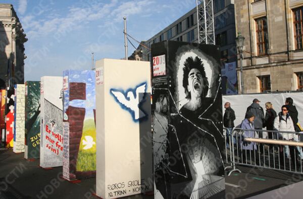 Инсталляция, созданная на месте Берлинской стены