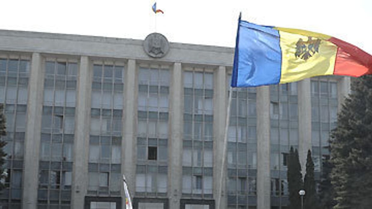 Парламент Республики Молдова на площади Великого национального собрания