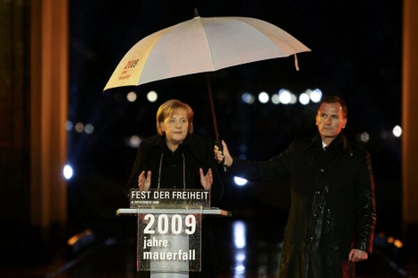 Ангела Меркель произносит речь у Брандербургских ворот  в честь годовщины падения Берлинской стены