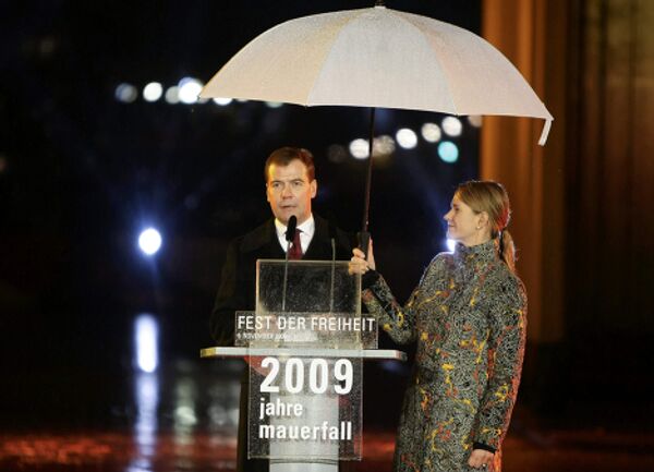 Президент России Дмитрий Медведев произносит речь у Брандербургских ворот в честь годовщины падения Берлинской стены