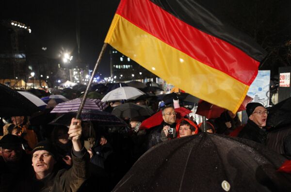 толпа во время праздника годовщины падения Берлинской стены