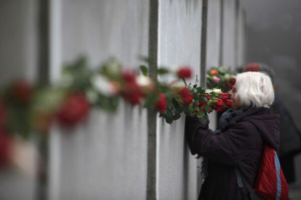 Возложение цветов к сохранившимся фрагментам Берлинской стены