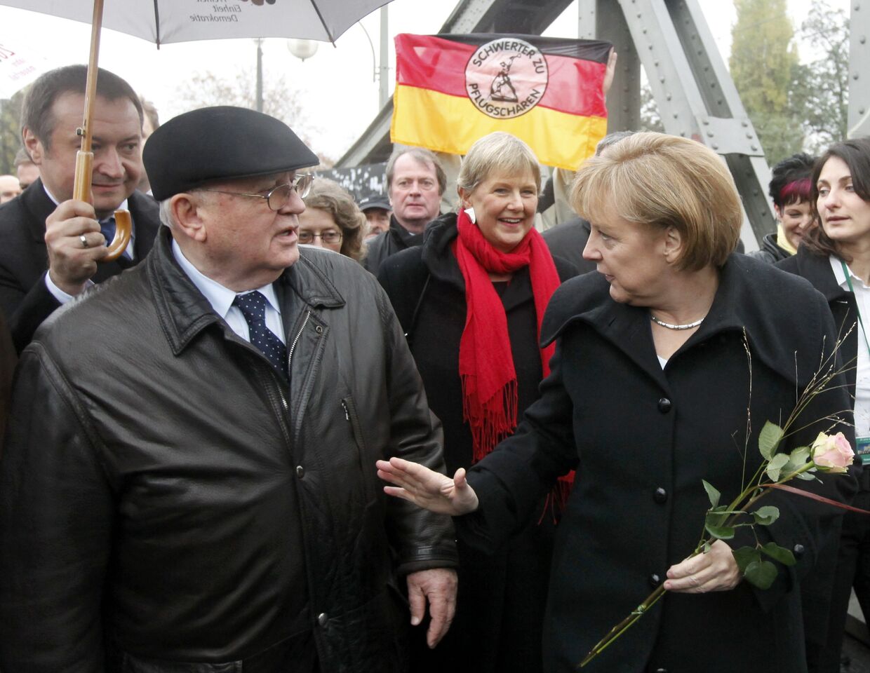Ангела Меркель и Михаил Горбачев в Берлине во время годовщины падения Берлинской стены