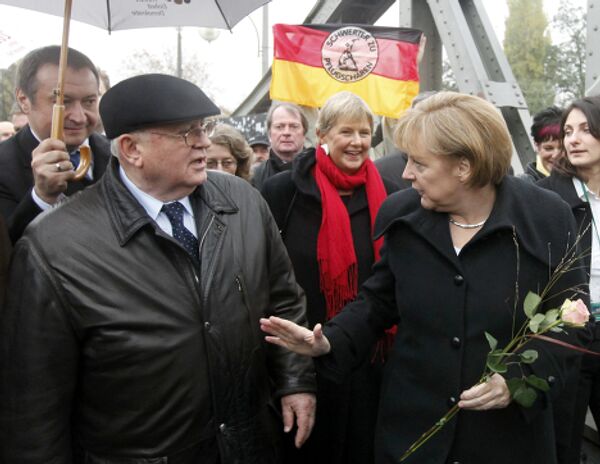 Ангела Меркель и Михаил Горбачев в Берлине во время годовщина падения Берлинской стены