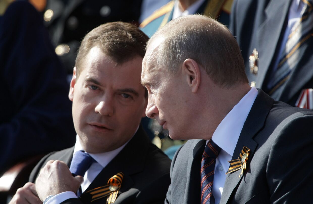 Владимир Путин и Дмитрий Медведев на военном параде в честь Дня Победы