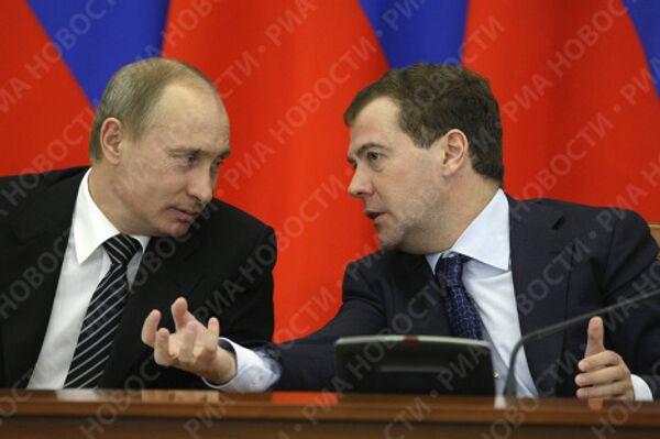 Президент РФ Д.Медведев и премьер-министр РФ В.Путин на выездном заседании по развитию физической культуры и спорта в Сочи