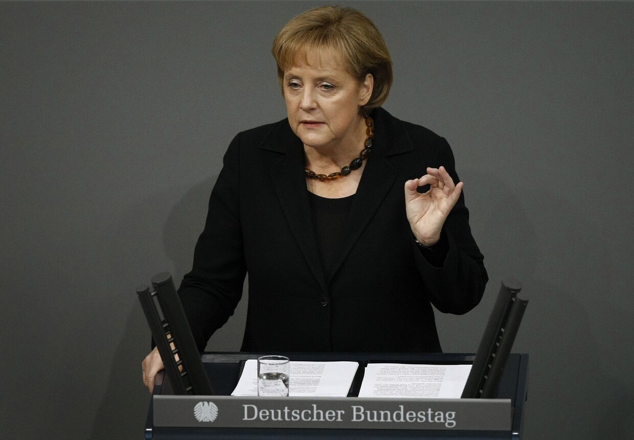 Ангела Меркель выступает с докладам по экономическим вопросам