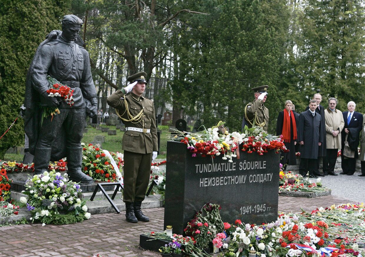 Правительство Эстонии возложило цветы к памятнику Воину-освободителю