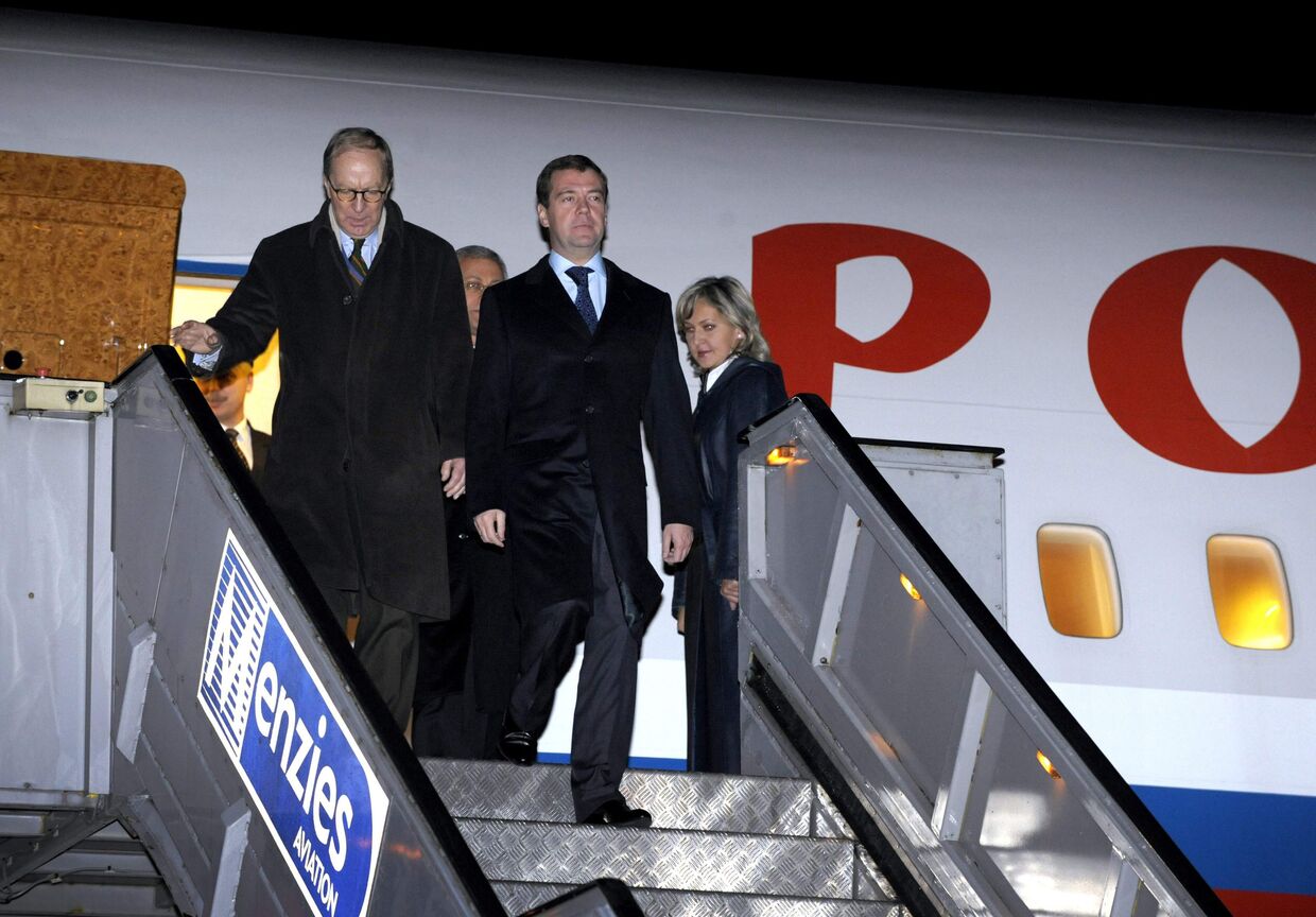 Дмитрий Медведев приземлился в аэропорте Стокгольма