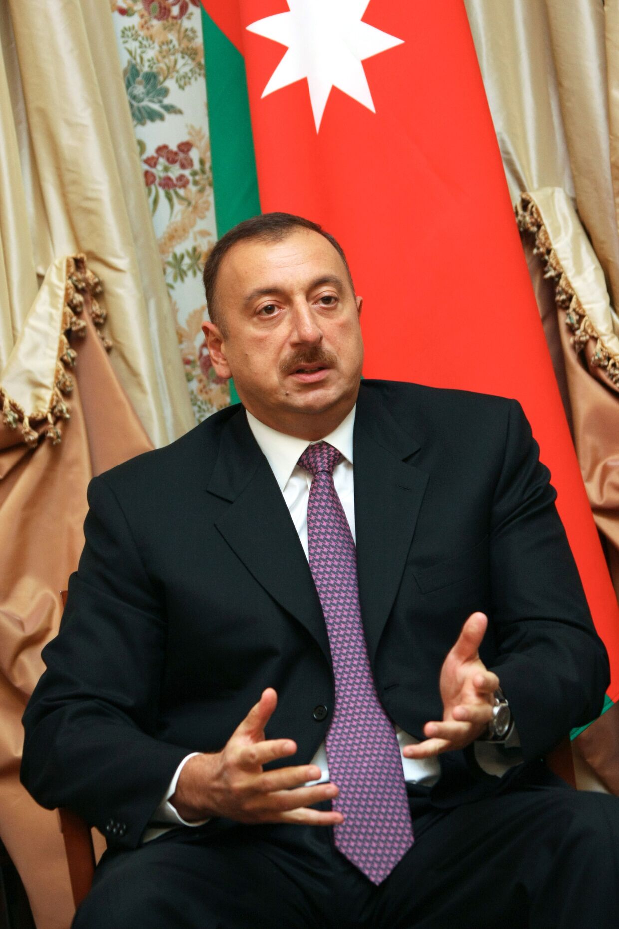 Премьер-министр России Владимир Путин провел встречу с президентом Азербайджана Ильхамом Алиевым