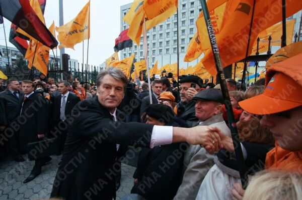 В. Ющенко подал в Центризбирком документы для регистрации в качестве кандидата в президенты Украины