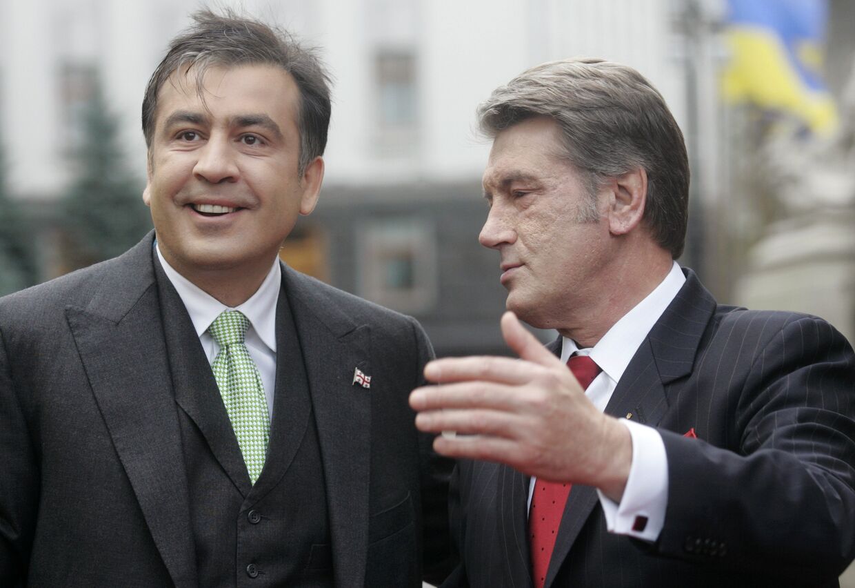 Виктор Ющенко встречает прилетевшего с визитом в Киев Михаила Саакашвили
