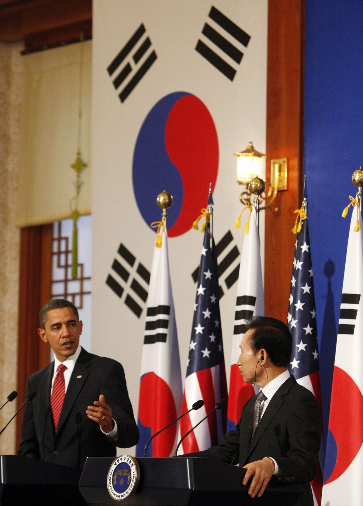 Президент Ли Мен Бак на совместной пресс-конференции с приехавшим в Сеул лидером США Бараком Обамой