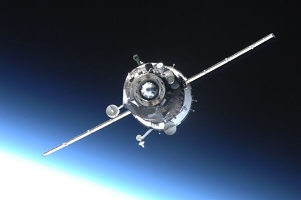 Союз ТМА-16 приближается к МКС