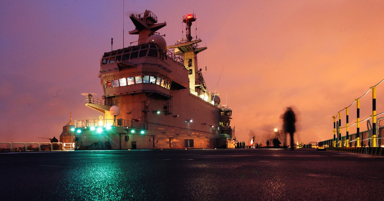 Французский военный корабль-вертолетоносец класса Мистраль на набережной имени Лейтенанта Шмидта