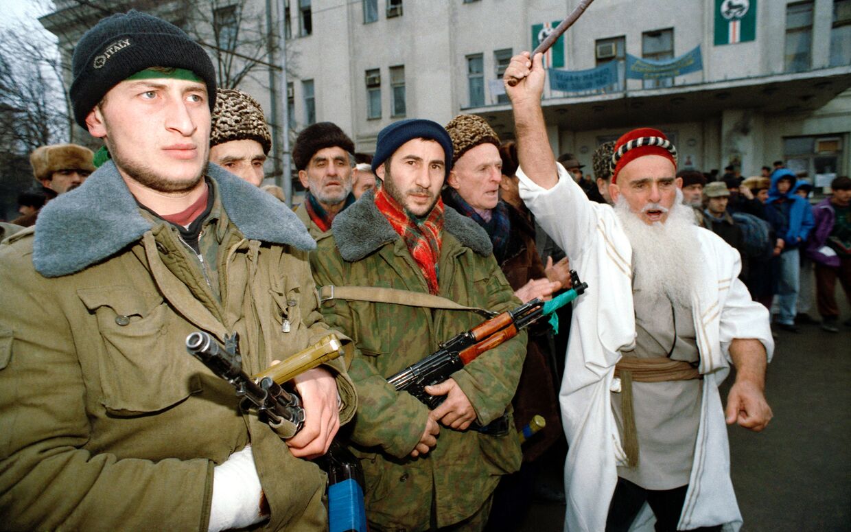 Боевики на улицах Грозного 