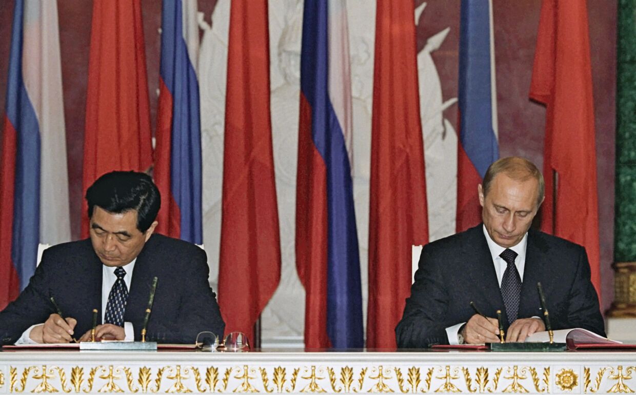 В.Путин и Ху Цзиньтао во время подписания совместной декларации  в Кремле 