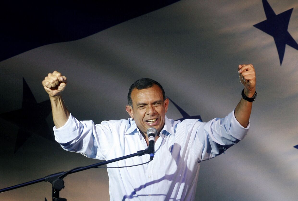 Пепе Лобо произносит речь после уверенной победы на президенских выборах в Гондурасе 