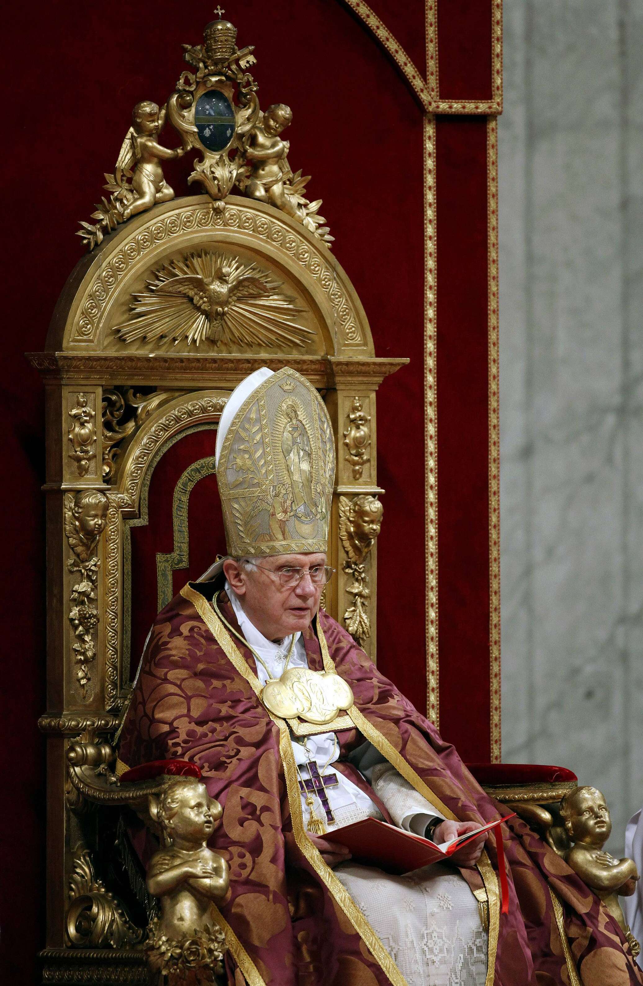 трон папы римского в ватикане фото