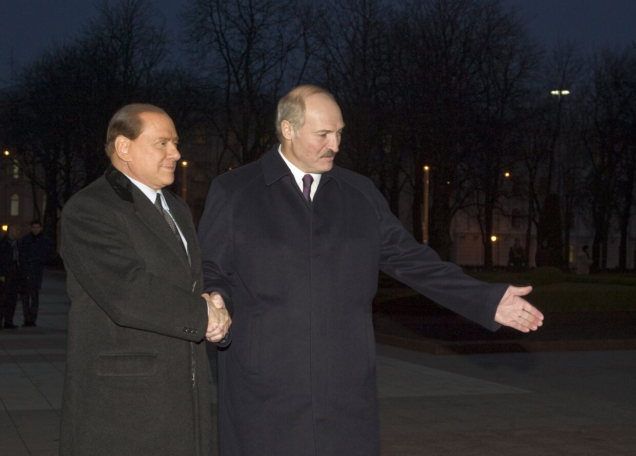 Президент Белоруссии Александр Лукашенко встречает премьер-министра Италии Сильвио Берлускони в Минске