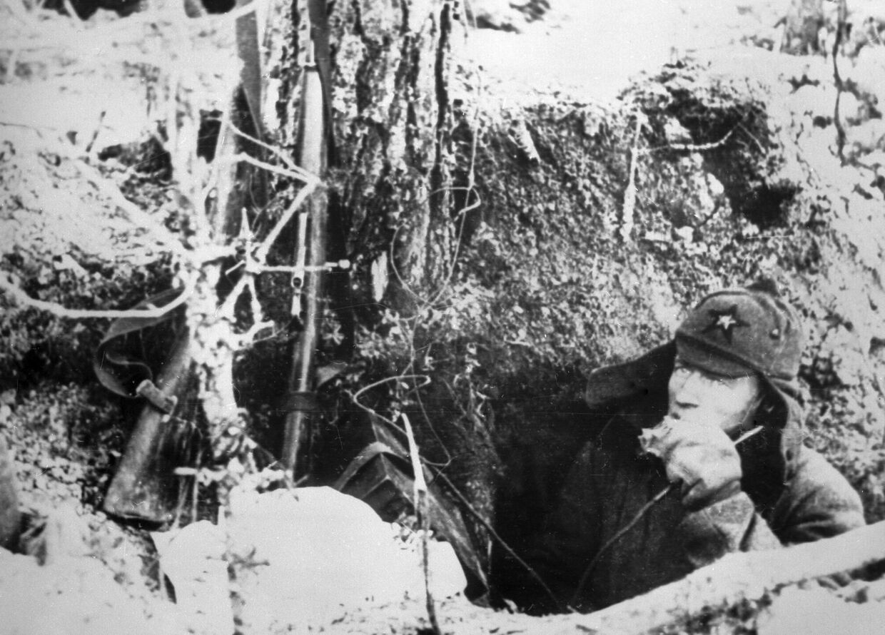 Боец Красной Армии в окопе во время советско-финской войны