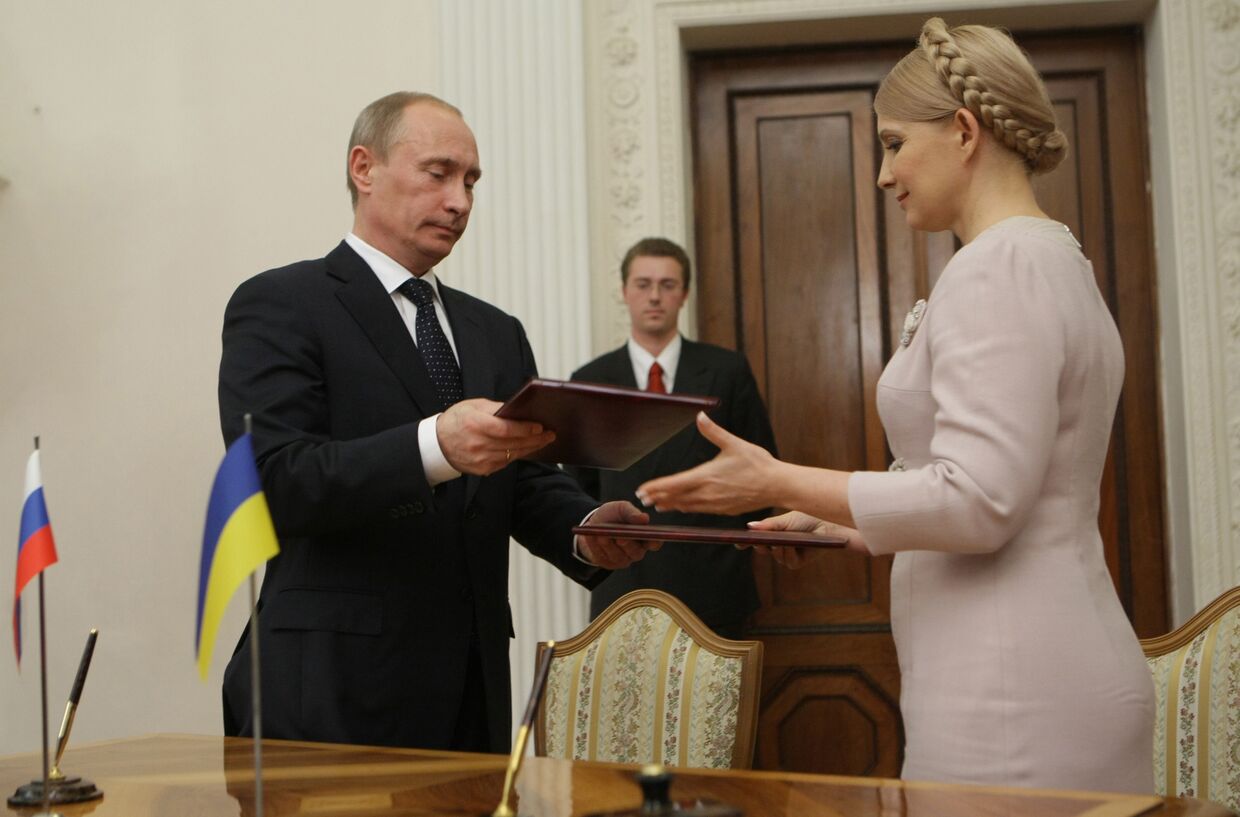 Премьер-министр РФ В.Путин и премьер-министр Украины Ю.Тимошенко во время подписания документов