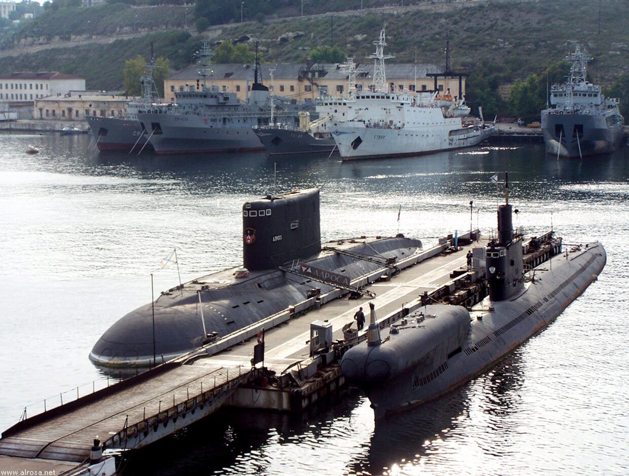 Подводная лодка Алроса, ПЗС-50 и вспомогательные суда в Южной бухте Севастополя