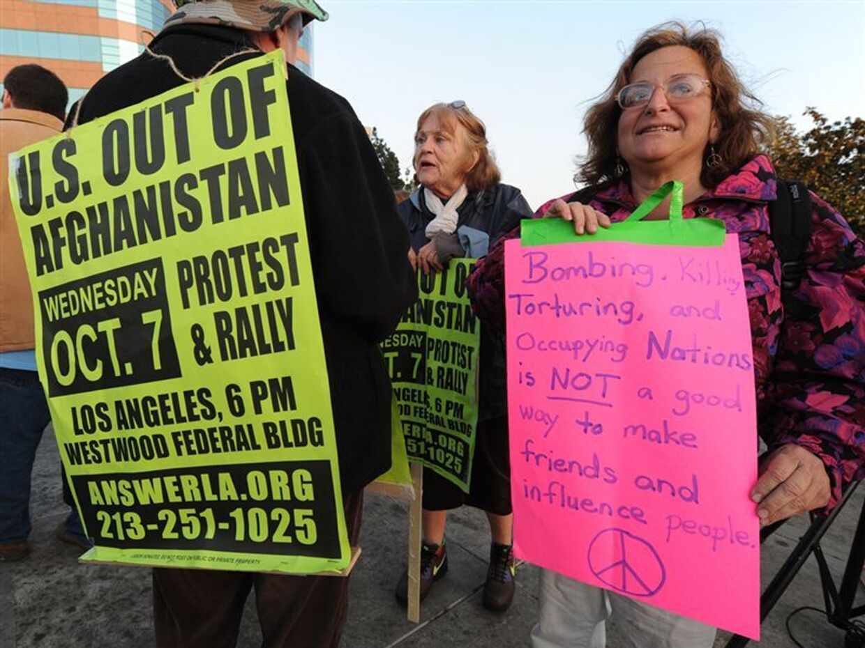 Демонстрация против войны в Афганистане перед зданием федерального правительства в Лос-Анджелесе